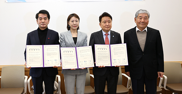 최재형 보은군수, 문유선 라미드관광 대표이사, 김영환 충북도지사, 문병욱 라미드그룹 회장이(왼쪽부터) 투자협약 체결 후 포토타임을 갖고 있다. /제공 보은군
