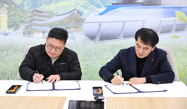 최재형 보은군수(우측)와 충북고속 전인국 대표가 시외버스 노선 유지 및 교통서비스 향상을 위한 업무 협약에 서명하고 있다. /제공 보은군