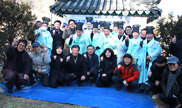 교유제를 마친 나씨 종친 및 하객들이 이를 기념하고 있다.