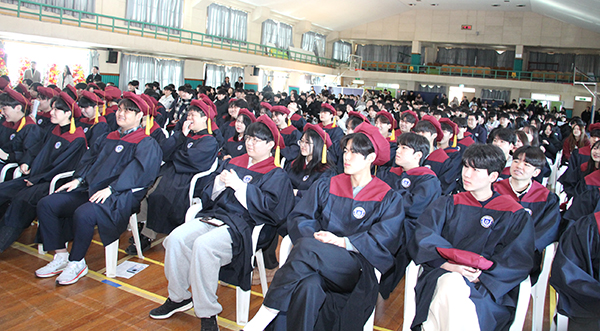 보은고 3학년 졸업생들이 졸업식장을 가득 메우고 있다.