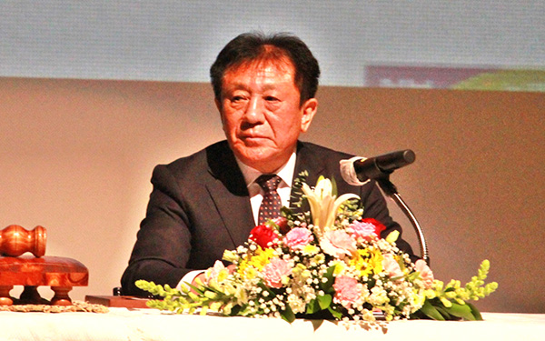 서정만 조합장이 정기대의원총회에서 의사진행을 하고 있다.