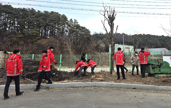 보은군산림조합에서 산림경영지도원들과 함께 화재 원인이 될 농로변 부산물을 제거하고 있다. 