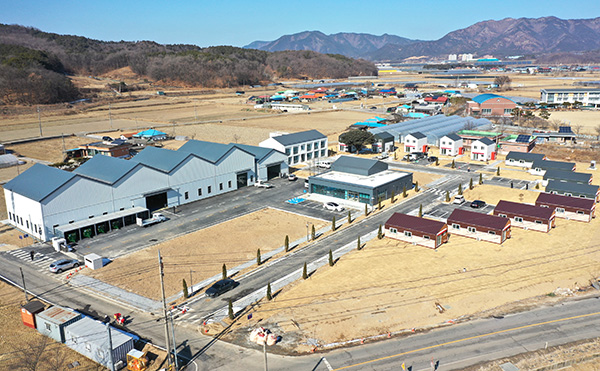 보은군은 탄부면 하장리 일원에 ‘농업경영 융복합 지원센터’를 준공했다. 융복합 지원센터는 예비 귀농.귀촌인이 농촌 생활에 안정적으로 적응할 수 있도록 주거공간과 농업 지원시설을 함께 조성한 복합 거점 시설로 탄부.마로.삼승 등 보은군 남부권 농업 생산성 향상도 기대된다. /제공 보은군