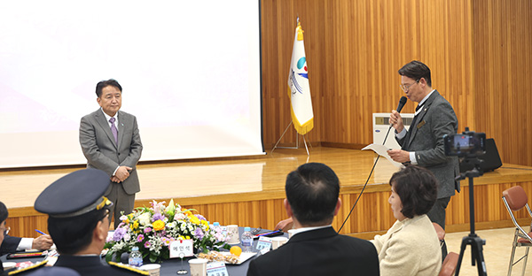 윤대성 보은군의장(우측)이 지난 4일 보은군을 방문한 김영환 지사(좌측)에게 ‘말티고개 랜드마크 관광콘텐츠 사업’과 ‘보은군 한화 사업장과 지역사회의 지속가능한 상생 방안’ 등 총 2건의 사업을 건의하고 있다.