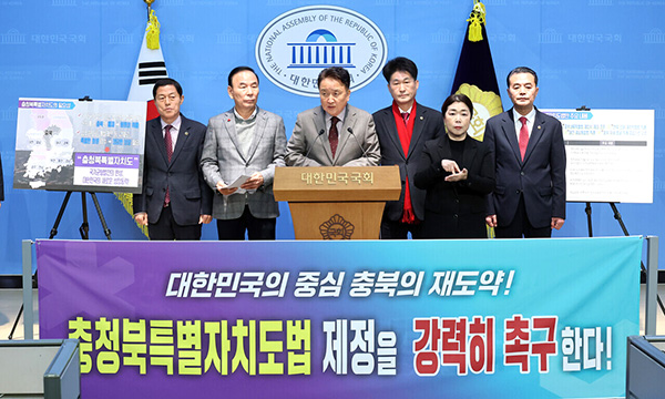 김영환 충북지사가 9일 국회 소통관에서 ‘충청북특별자치도법’ 제정 촉구 기자회견을 하고 있다. /제공 충북도