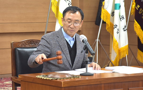 강석지 보은군산림조합장이 제64차 정기총회 의사를 진행하고 있다.