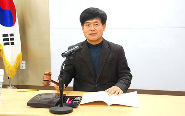 신현호 회장이 대회 인사를 하고 있다.