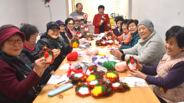 보은군신활력플러스사업 액션그룹 보은사랑팀원들이 대추모양의 수세미를 만들고 있다. 
